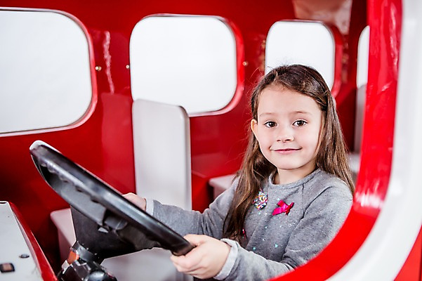 포토 JPG 서양인 여자 어린이 자동차 실내 한명 웃음 앉기 소녀 상반신 옆모습 쇼핑 상점 운전 놀이기구 핸들 소녀만 국내포토 외국인 1 육상교통 뷰포인트 모션 표정 사람 내부 여자만 어린이만 파일형식