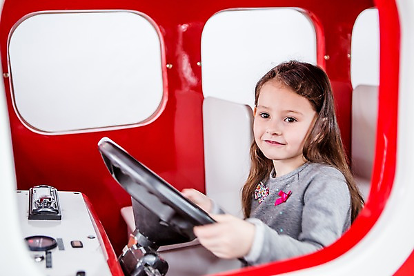 포토 JPG 서양인 여자 어린이 자동차 실내 한명 웃음 앉기 소녀 상반신 옆모습 쇼핑 상점 운전 놀이기구 핸들 소녀만 국내포토 외국인 1 육상교통 뷰포인트 모션 표정 사람 내부 여자만 어린이만 파일형식