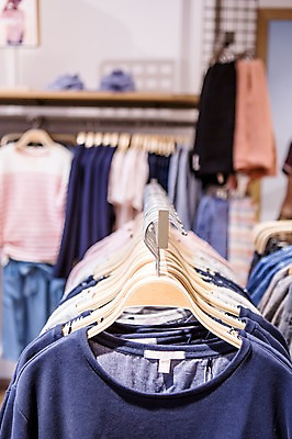 포토 JPG 옷 실내 사람없음 아웃포커스 쇼핑 전시 상품 옷걸이 옷가게 의류샵 국내포토 촬영기법 내부 상점 파일형식