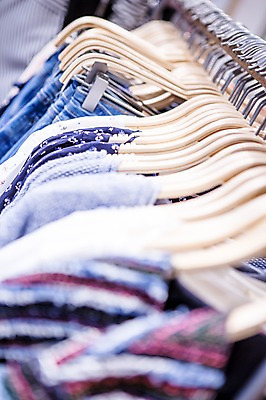 포토 JPG 옷 실내 사람없음 아웃포커스 쇼핑 전시 상품 옷걸이 옷가게 의류샵 국내포토 촬영기법 내부 상점 파일형식