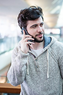 포토 JPG 서양인 응시 남자 실내 한명 상반신 20대 성인 앞모습 아웃포커스 스마트폰 쇼핑 턱수염 통화 성인남자한명만 국내포토 외국인 1 시선 뷰포인트 모션 수염 촬영기법 사람 청년 내부 핸드폰 스마트기기 남자한명만 성인남자만 파일형식