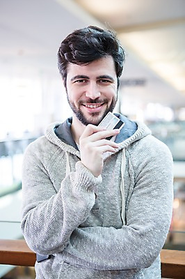 포토 JPG 서양인 남자 실내 한명 웃음 상반신 20대 성인 앞모습 아웃포커스 쇼핑 신용카드 턱수염 결제 성인남자한명만 국내포토 외국인 1 뷰포인트 수염 촬영기법 표정 사람 청년 내부 금융 남자한명만 성인남자만 파일형식