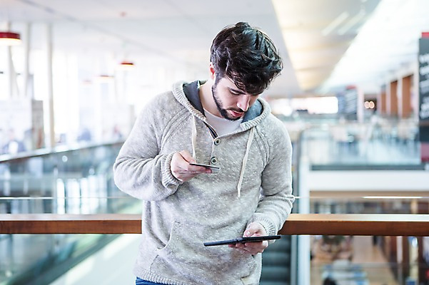 포토 JPG 서양인 남자 모바일 실내 한명 서기 들기 상반신 20대 성인 앞모습 아웃포커스 쇼핑 태블릿 상점 신용카드 쇼핑몰 턱수염 결제 모바일쇼핑 성인남자한명만 국내포토 외국인 1 뷰포인트 모션 수염 촬영기법 사람 청년 내부 금융 전자제품 스마트기기 온라인쇼핑 남자한명만 성인남자만 파일형식