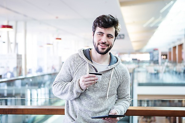포토 JPG 서양인 남자 모바일 실내 한명 웃음 들기 상반신 20대 성인 앞모습 아웃포커스 쇼핑 태블릿 신용카드 턱수염 결제 모바일쇼핑 성인남자한명만 국내포토 외국인 1 뷰포인트 모션 수염 촬영기법 표정 사람 청년 내부 금융 전자제품 스마트기기 온라인쇼핑 남자한명만 성인남자만 파일형식
