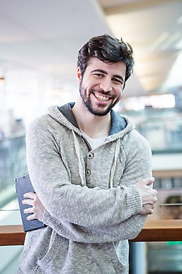 포토 JPG 서양인 남자 실내 한명 웃음 들기 상반신 20대 성인 앞모습 아웃포커스 쇼핑 태블릿 턱수염 성인남자한명만 국내포토 외국인 1 뷰포인트 모션 수염 촬영기법 표정 사람 청년 내부 전자제품 스마트기기 남자한명만 성인남자만 파일형식