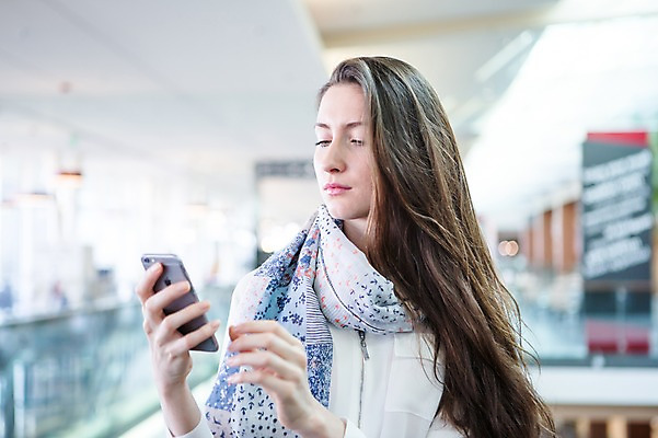 포토 JPG 서양인 여자 실내 한명 들기 상반신 20대 성인 옆모습 아웃포커스 스마트폰 쇼핑 상점 스카프 웹서핑 쇼핑몰 검색 성인여자한명만 국내포토 외국인 1 뷰포인트 모션 촬영기법 사람 청년 내부 핸드폰 스마트기기 목도리 여자한명만 성인여자만 파일형식