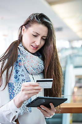 포토 JPG 서양인 여자 모바일 실내 한명 들기 상반신 20대 성인 앞모습 아웃포커스 쇼핑 태블릿 스카프 신용카드 결제 모바일쇼핑 성인여자한명만 국내포토 외국인 1 뷰포인트 모션 촬영기법 사람 청년 내부 금융 전자제품 스마트기기 목도리 온라인쇼핑 여자한명만 성인여자만 파일형식