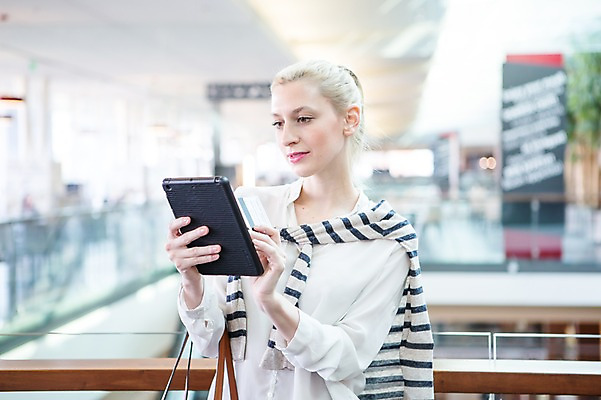 포토 JPG 서양인 여자 모바일 실내 한명 들기 상반신 성인 옆모습 아웃포커스 30대 쇼핑 태블릿 신용카드 쇼핑몰 결제 모바일쇼핑 성인여자한명만 국내포토 외국인 1 뷰포인트 모션 촬영기법 사람 내부 장년 금융 전자제품 스마트기기 온라인쇼핑 여자한명만 성인여자만 파일형식