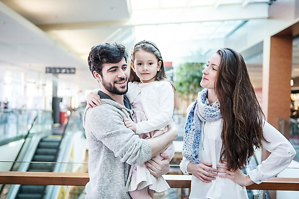 포토 JPG 서양인 여자 남자 딸 어린이 가족 안기 엄마 실내 웃음 소녀 상반신 20대 성인 앞모습 옆모습 세명 쇼핑 상점 아빠 쇼핑몰 턱수염 국내포토 외국인 뷰포인트 관계 모션 수염 표정 사람 청년 내부 파일형식