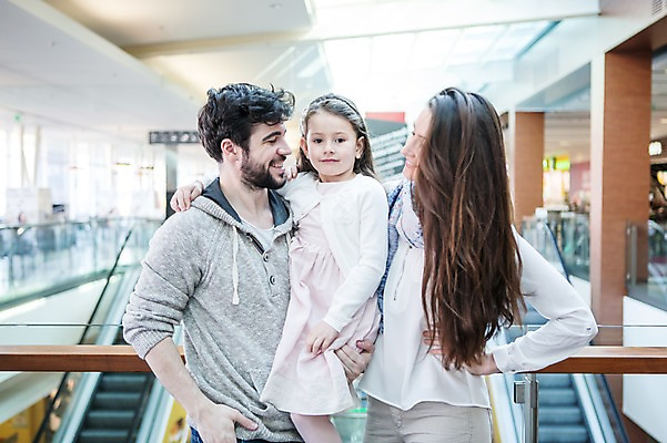 포토 JPG 서양인 여자 남자 딸 어린이 가족 안기 엄마 실내 서기 웃음 소녀 상반신 20대 성인 앞모습 옆모습 세명 쇼핑 상점 아빠 쇼핑몰 턱수염 국내포토 외국인 뷰포인트 관계 모션 수염 표정 사람 청년 내부 파일형식
