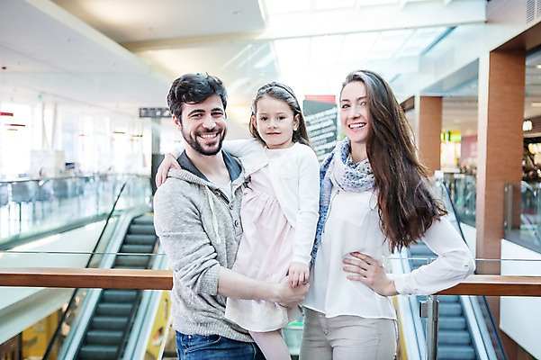 포토 JPG 서양인 여자 남자 딸 어린이 가족 안기 엄마 실내 서기 웃음 소녀 상반신 20대 성인 앞모습 세명 쇼핑 상점 아빠 쇼핑몰 턱수염 국내포토 외국인 뷰포인트 관계 모션 수염 표정 사람 청년 내부 파일형식