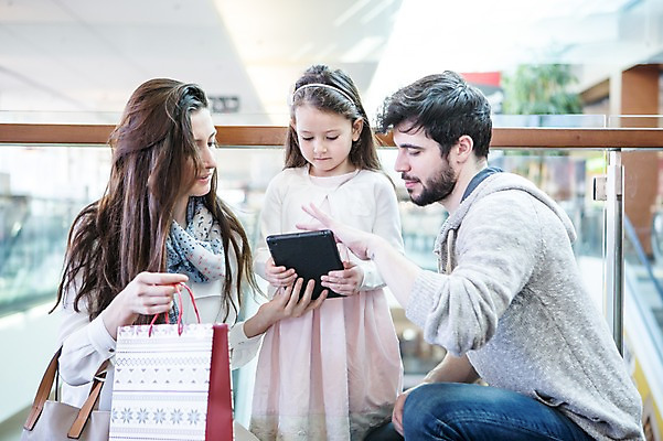 포토 JPG 서양인 여자 남자 딸 어린이 가족 엄마 실내 서기 들기 소녀 상반신 20대 성인 앞모습 옆모습 세명 쇼핑 태블릿 쇼핑백 상점 아빠 쇼핑몰 턱수염 국내포토 외국인 뷰포인트 가방 관계 모션 수염 사람 청년 내부 전자제품 스마트기기 파일형식