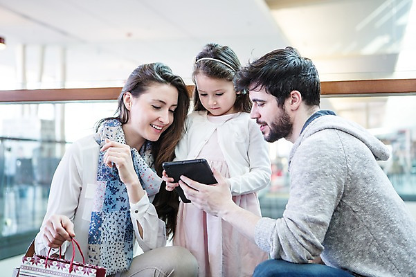 포토 JPG 서양인 여자 남자 딸 어린이 가족 엄마 실내 서기 웃음 들기 소녀 상반신 20대 성인 앞모습 옆모습 세명 쇼핑 태블릿 쇼핑백 상점 아빠 쇼핑몰 턱수염 국내포토 외국인 뷰포인트 가방 관계 모션 수염 표정 사람 청년 내부 전자제품 스마트기기 파일형식