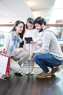 포토 JPG 전신 서양인 여자 남자 딸 어린이 가족 엄마 실내 서기 웃음 들기 앉기 소녀 20대 성인 앞모습 옆모습 세명 쇼핑 태블릿 쇼핑백 아빠 국내포토 외국인 뷰포인트 가방 관계 모션 표정 사람 청년 내부 전자제품 스마트기기 파일형식