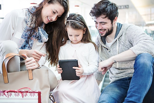 포토 JPG 서양인 여자 남자 딸 어린이 가족 엄마 실내 웃음 들기 소녀 상반신 20대 성인 앞모습 세명 쇼핑 태블릿 아빠 턱수염 국내포토 외국인 뷰포인트 관계 모션 수염 표정 사람 청년 내부 전자제품 스마트기기 파일형식