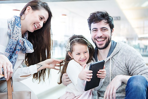 포토 JPG 서양인 여자 남자 딸 어린이 가족 엄마 실내 웃음 들기 소녀 상반신 20대 성인 앞모습 세명 쇼핑 태블릿 아빠 턱수염 국내포토 외국인 뷰포인트 관계 모션 수염 표정 사람 청년 내부 전자제품 스마트기기 파일형식