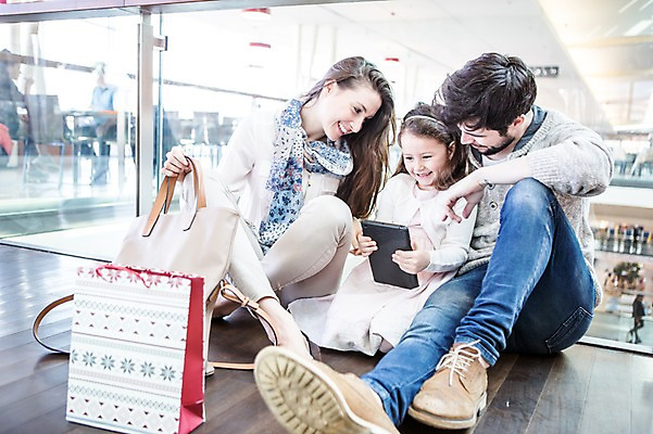 포토 JPG 전신 서양인 여자 남자 딸 어린이 가족 엄마 실내 웃음 앉기 소녀 여러명 20대 성인 앞모습 쇼핑 태블릿 쇼핑백 아빠 쇼핑몰 국내포토 외국인 뷰포인트 다수 가방 관계 모션 표정 사람 청년 내부 전자제품 스마트기기 파일형식