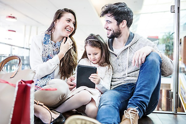 포토 JPG 전신 서양인 여자 남자 딸 어린이 가족 엄마 실내 웃음 앉기 소녀 20대 성인 앞모습 세명 쇼핑 태블릿 쇼핑백 아빠 국내포토 외국인 뷰포인트 가방 관계 모션 표정 사람 청년 내부 전자제품 스마트기기 파일형식