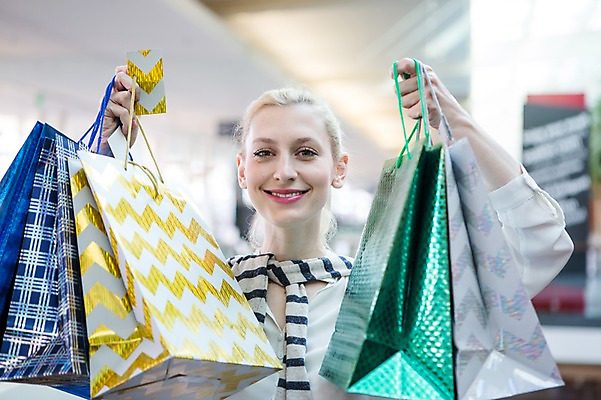 포토 JPG 서양인 여자 실내 한명 웃음 들기 상반신 성인 앞모습 아웃포커스 30대 쇼핑 쇼핑백 성인여자한명만 국내포토 외국인 1 뷰포인트 가방 모션 촬영기법 표정 사람 내부 장년 여자한명만 성인여자만 파일형식