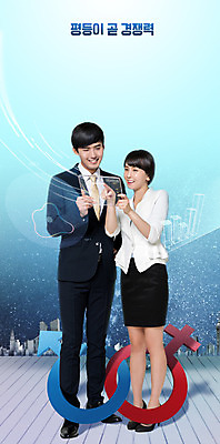 전신 PSD 편집이미지 여자 남자 서기 들기 20대 성인 두명 앞모습 디지털 한국인 비즈니스맨 비즈니스우먼 동료 남자기호 여자기호 이미지편집 뷰포인트 비즈니스 관계 모션 사람 동양인 청년 직장인 성별기호 파일형식