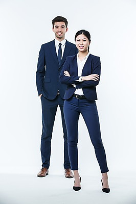 포토 JPG 스튜디오촬영 전신 서양인 외국인 여자 남자 실내 서기 웃음 동양인 정장 20대 성인 두명 앞모습 팔짱 비즈니스맨 비즈니스우먼 동료 국내포토 옷 뷰포인트 비즈니스 관계 모션 표정 사람 인종 청년 내부 직장인 파일형식