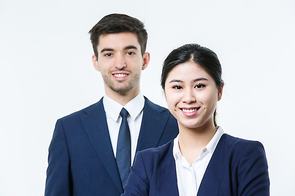 포토 JPG 스튜디오촬영 서양인 외국인 여자 남자 실내 서기 웃음 동양인 정장 상반신 20대 성인 두명 앞모습 아웃포커스 비즈니스맨 비즈니스우먼 동료 국내포토 옷 뷰포인트 비즈니스 관계 모션 촬영기법 표정 사람 인종 청년 내부 직장인 파일형식