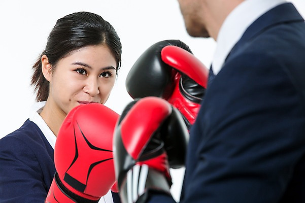 포토 JPG 스튜디오촬영 서양인 외국인 여자 남자 실내 서기 웃음 동양인 정장 상반신 20대 성인 두명 앞모습 옆모습 아웃포커스 비즈니스맨 비즈니스우먼 동료 국내포토 옷 뷰포인트 비즈니스 관계 모션 촬영기법 표정 사람 인종 청년 내부 직장인 파일형식