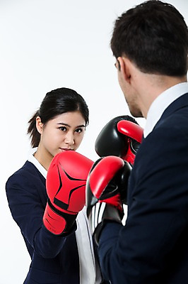 포토 JPG 스튜디오촬영 서양인 외국인 여자 남자 실내 서기 동양인 정장 상반신 20대 성인 두명 옆모습 마주보기 경쟁 권투 권투글러브 비즈니스맨 비즈니스우먼 동료 국내포토 옷 뷰포인트 컨셉 비즈니스 관계 모션 사람 인종 청년 내부 격투기 글러브 직장인 파일형식 직업 스포츠용품 스포츠 장갑 잡화 오브젝트