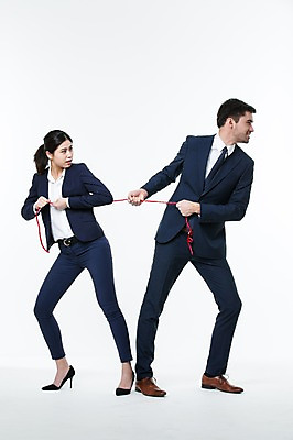 포토 JPG 스튜디오촬영 전신 서양인 외국인 여자 남자 실내 서기 동양인 정장 20대 성인 두명 앞모습 경쟁 끈 비즈니스맨 비즈니스우먼 당기기 동료 줄다리기 국내포토 옷 뷰포인트 컨셉 비즈니스 관계 모션 놀이 사람 인종 청년 내부 직장인 파일형식