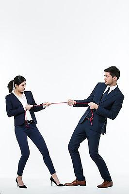 포토 JPG 스튜디오촬영 전신 서양인 외국인 여자 남자 실내 서기 동양인 정장 20대 성인 두명 옆모습 마주보기 경쟁 끈 비즈니스맨 비즈니스우먼 당기기 동료 줄다리기 국내포토 옷 뷰포인트 컨셉 비즈니스 관계 모션 놀이 사람 인종 청년 내부 직장인 파일형식