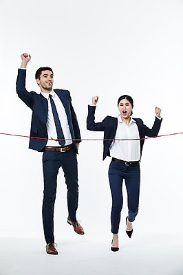 포토 JPG 스튜디오촬영 전신 서양인 외국인 여자 남자 실내 서기 웃음 동양인 정장 20대 성인 두명 앞모습 달리기 경쟁 비즈니스맨 비즈니스우먼 동료 결승선 국내포토 옷 뷰포인트 컨셉 비즈니스 관계 모션 표정 사람 인종 청년 내부 직장인 파일형식
