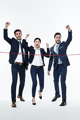 포토 JPG 스튜디오촬영 전신 서양인 외국인 여자 남자 실내 서기 웃음 동양인 정장 20대 성인 앞모습 달리기 경쟁 비즈니스맨 비즈니스우먼 동료 결승선 국내포토 옷 뷰포인트 컨셉 비즈니스 관계 모션 표정 사람 인종 청년 내부 직장인 파일형식