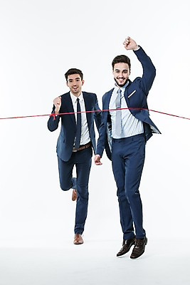 포토 JPG 스튜디오촬영 전신 서양인 외국인 남자 실내 서기 웃음 정장 20대 성인 두명 앞모습 달리기 경쟁 비즈니스맨 동료 결승선 국내포토 옷 뷰포인트 컨셉 비즈니스 관계 모션 표정 사람 인종 청년 내부 직장인 파일형식