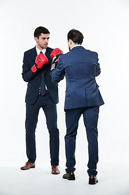 포토 JPG 스튜디오촬영 전신 서양인 외국인 남자 실내 서기 정장 20대 성인 두명 앞모습 뒷모습 마주보기 경쟁 권투 권투글러브 비즈니스맨 동료 국내포토 옷 뷰포인트 컨셉 비즈니스 관계 모션 사람 인종 청년 내부 격투기 글러브 직장인 파일형식