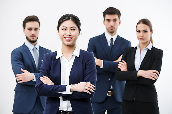 포토 JPG 스튜디오촬영 서양인 외국인 여자 남자 실내 서기 웃음 동양인 정장 여러명 상반신 20대 성인 앞모습 아웃포커스 팔짱 비즈니스맨 비즈니스우먼 동료 리더 팀장 국내포토 옷 뷰포인트 다수 비즈니스 관계 모션 촬영기법 표정 사람 인종 청년 내부 직장인 파일형식