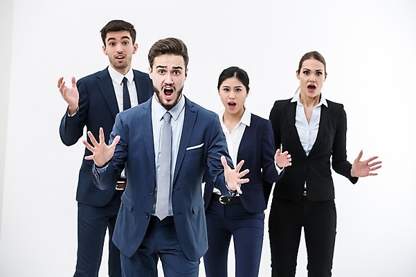 포토 JPG 스튜디오촬영 서양인 외국인 여자 남자 실내 서기 동양인 정장 여러명 상반신 20대 성인 앞모습 놀람 비즈니스맨 비즈니스우먼 동료 국내포토 옷 감정 뷰포인트 다수 비즈니스 관계 모션 표정 사람 인종 청년 내부 직장인 파일형식