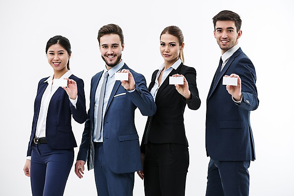 포토 JPG 스튜디오촬영 서양인 외국인 여자 남자 명함 실내 서기 웃음 동양인 정장 여러명 상반신 20대 성인 앞모습 비즈니스맨 비즈니스우먼 동료 보여주기 국내포토 옷 뷰포인트 다수 비즈니스 관계 모션 표정 사람 인종 청년 내부 직장인 파일형식