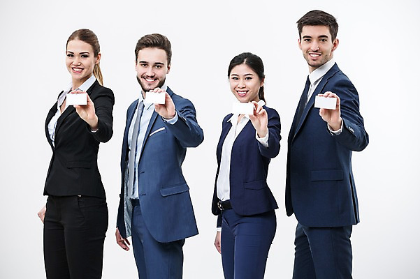 포토 JPG 스튜디오촬영 서양인 외국인 여자 남자 명함 실내 서기 웃음 동양인 정장 여러명 상반신 20대 성인 앞모습 비즈니스맨 비즈니스우먼 동료 보여주기 국내포토 옷 뷰포인트 다수 비즈니스 관계 모션 표정 사람 인종 청년 내부 직장인 파일형식