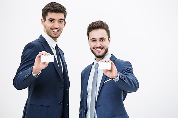 포토 JPG 스튜디오촬영 서양인 외국인 남자 명함 실내 서기 웃음 정장 상반신 20대 성인 두명 앞모습 비즈니스맨 동료 보여주기 국내포토 옷 뷰포인트 비즈니스 관계 모션 표정 사람 인종 청년 내부 직장인 파일형식