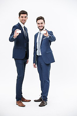 포토 JPG 스튜디오촬영 전신 서양인 외국인 남자 명함 실내 서기 웃음 정장 20대 성인 두명 앞모습 비즈니스맨 동료 보여주기 국내포토 옷 뷰포인트 비즈니스 관계 모션 표정 사람 인종 청년 내부 직장인 파일형식