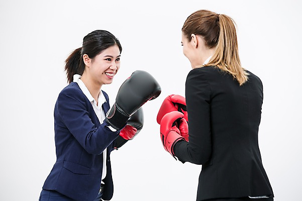 포토 JPG 스튜디오촬영 서양인 외국인 여자 실내 서기 웃음 동양인 정장 상반신 20대 성인 두명 옆모습 마주보기 경쟁 권투 권투글러브 비즈니스우먼 동료 국내포토 옷 뷰포인트 컨셉 비즈니스 관계 모션 표정 사람 인종 청년 내부 격투기 글러브 직장인 파일형식 직업 스포츠용품 스포츠 장갑 잡화 오브젝트