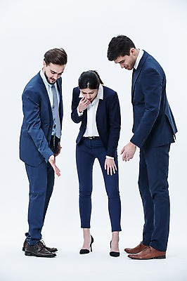 포토 JPG 스튜디오촬영 전신 서양인 외국인 여자 남자 실내 서기 동양인 정장 20대 성인 앞모습 세명 놀람 비즈니스맨 비즈니스우먼 동료 성인만 내려보기 국내포토 옷 감정 뷰포인트 비즈니스 관계 모션 표정 사람 인종 청년 내부 직장인 파일형식