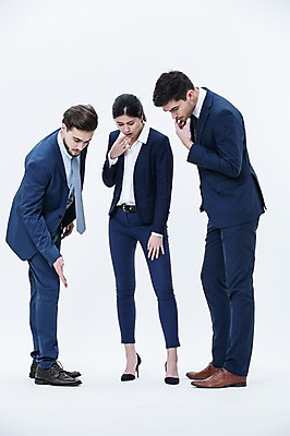 포토 JPG 스튜디오촬영 전신 서양인 외국인 여자 남자 실내 서기 동양인 정장 20대 성인 앞모습 세명 놀람 비즈니스맨 비즈니스우먼 동료 성인만 내려보기 국내포토 옷 감정 뷰포인트 비즈니스 관계 모션 표정 사람 인종 청년 내부 직장인 파일형식