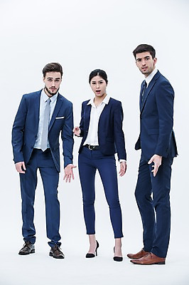 포토 JPG 스튜디오촬영 전신 서양인 외국인 여자 남자 실내 서기 동양인 정장 20대 성인 앞모습 세명 비즈니스맨 비즈니스우먼 동료 성인만 국내포토 옷 뷰포인트 비즈니스 관계 모션 사람 인종 청년 내부 직장인 파일형식