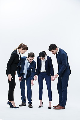 포토 JPG 스튜디오촬영 전신 서양인 외국인 여자 남자 실내 서기 동양인 정장 여러명 20대 성인 앞모습 놀람 비즈니스맨 비즈니스우먼 동료 내려보기 국내포토 옷 감정 뷰포인트 다수 비즈니스 관계 모션 표정 사람 인종 청년 내부 직장인 파일형식 직업