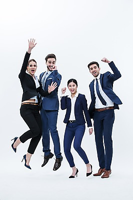 포토 JPG 스튜디오촬영 전신 서양인 외국인 여자 남자 실내 서기 웃음 동양인 정장 여러명 20대 성인 앞모습 점프 파이팅 비즈니스맨 비즈니스우먼 동료 국내포토 옷 뷰포인트 다수 비즈니스 관계 모션 표정 사람 인종 청년 내부 직장인 파일형식