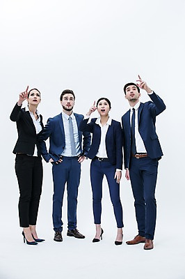 포토 JPG 스튜디오촬영 전신 서양인 외국인 여자 남자 실내 서기 동양인 정장 여러명 20대 성인 앞모습 놀람 올려보기 가리킴 비즈니스맨 비즈니스우먼 동료 국내포토 옷 감정 뷰포인트 다수 비즈니스 관계 모션 표정 사람 인종 손짓 청년 내부 직장인 파일형식