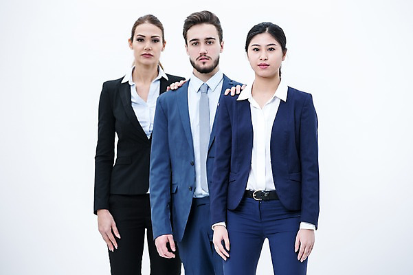 포토 JPG 스튜디오촬영 서양인 외국인 여자 남자 실내 서기 동양인 정장 상반신 20대 성인 앞모습 세명 비즈니스맨 비즈니스우먼 동료 성인만 국내포토 옷 뷰포인트 비즈니스 관계 모션 사람 인종 청년 내부 직장인 파일형식