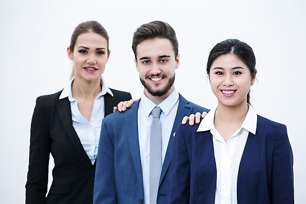 포토 JPG 스튜디오촬영 서양인 외국인 여자 남자 실내 서기 웃음 동양인 정장 상반신 20대 성인 앞모습 세명 비즈니스맨 비즈니스우먼 동료 성인만 국내포토 옷 뷰포인트 비즈니스 관계 모션 표정 사람 인종 청년 내부 직장인 파일형식