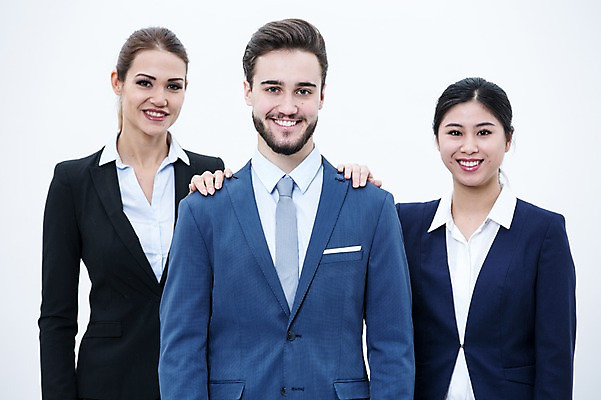 포토 JPG 스튜디오촬영 서양인 외국인 여자 남자 실내 서기 웃음 동양인 정장 상반신 20대 성인 앞모습 세명 비즈니스맨 비즈니스우먼 동료 성인만 국내포토 옷 뷰포인트 비즈니스 관계 모션 표정 사람 인종 청년 내부 직장인 파일형식